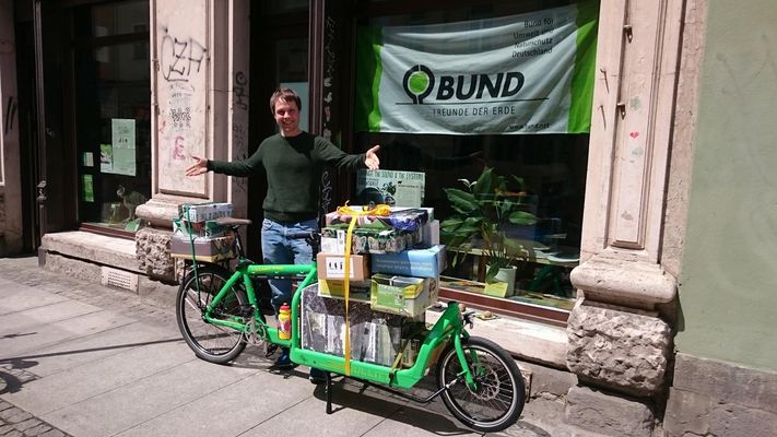 Das grüne BUND Lastenfahrrad bepackt vor unserem Büro in Dresden