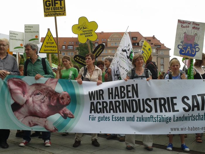 Die Demonstranten laufen mit dem Banner Wir haben Agrarindustrie satt