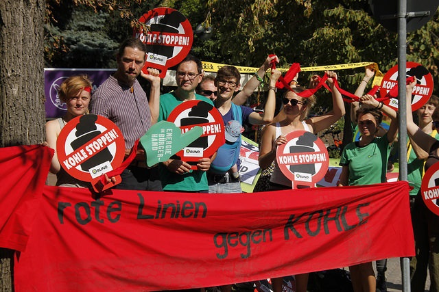 Demonstranten mit Banner "Rote Linie gegen Kohle"