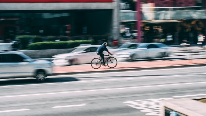 Radfahrer im Asphaltdschungel