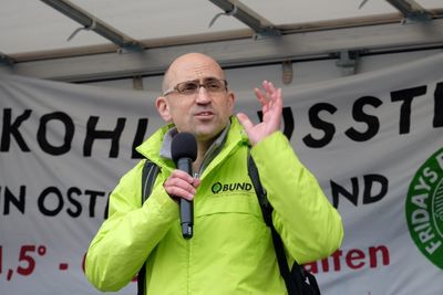 Felix Ekardt spricht auf einer Demo