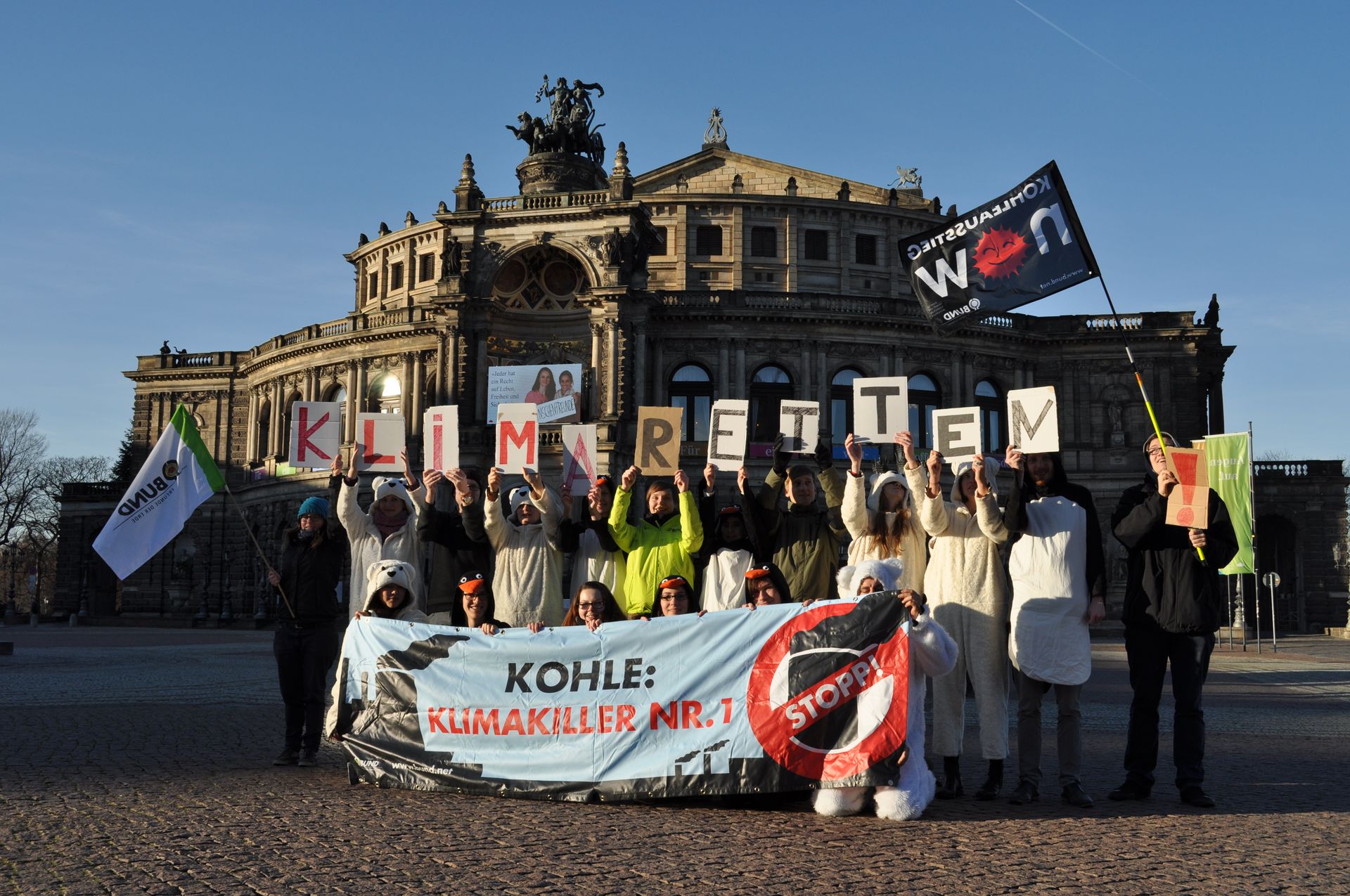 Klimaschützer*innen mit Eisbären und Pinguin Kostüm vor der Semperoper mit Forderung "Klima retten!": 