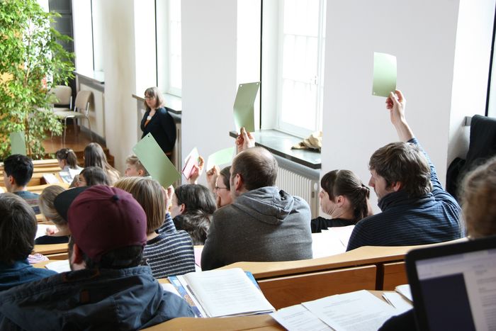 Menschen bei der Abstimmung