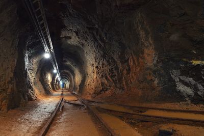 Bild eines unterirdischen Bergbau-Stollens 
