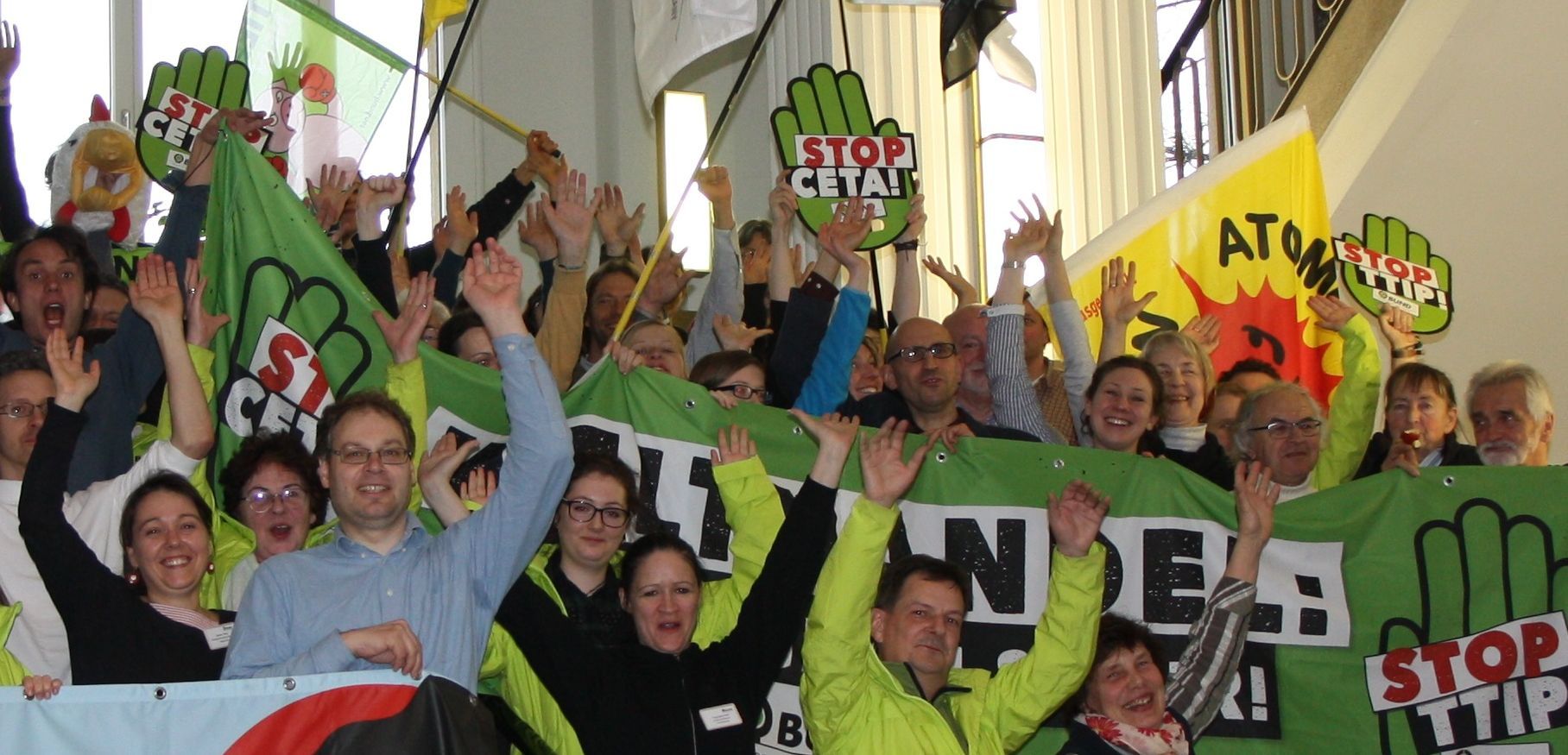 Mitglieder des BUND Sachsen mit Fahnen zum gemeinsamen Gruppenfoto