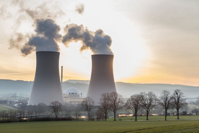 Atomkraftwerk von der Ferne.