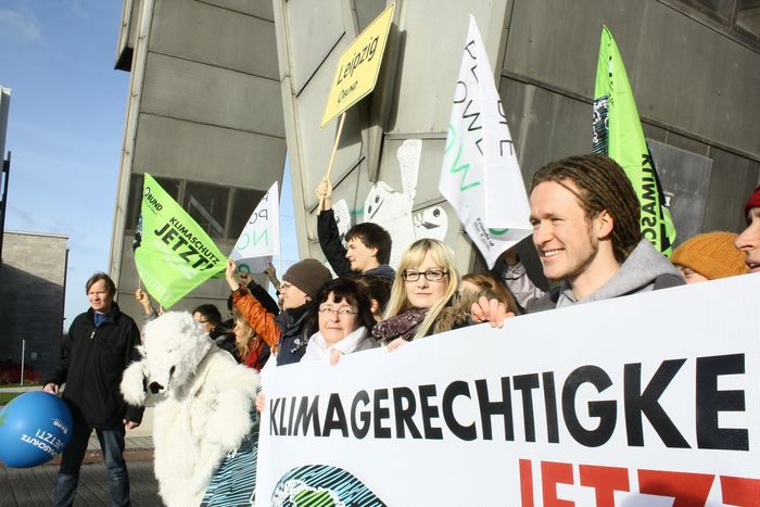 Gruppe mit einem Banner in Leipzig