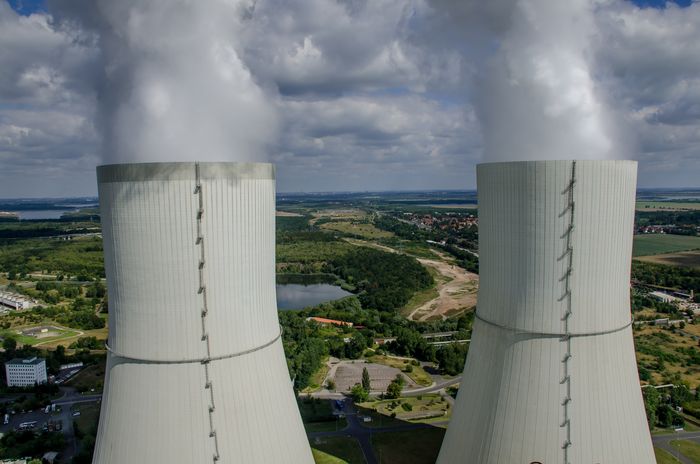 Blick über die Kühltürme des Kraftwerks Lippendorf