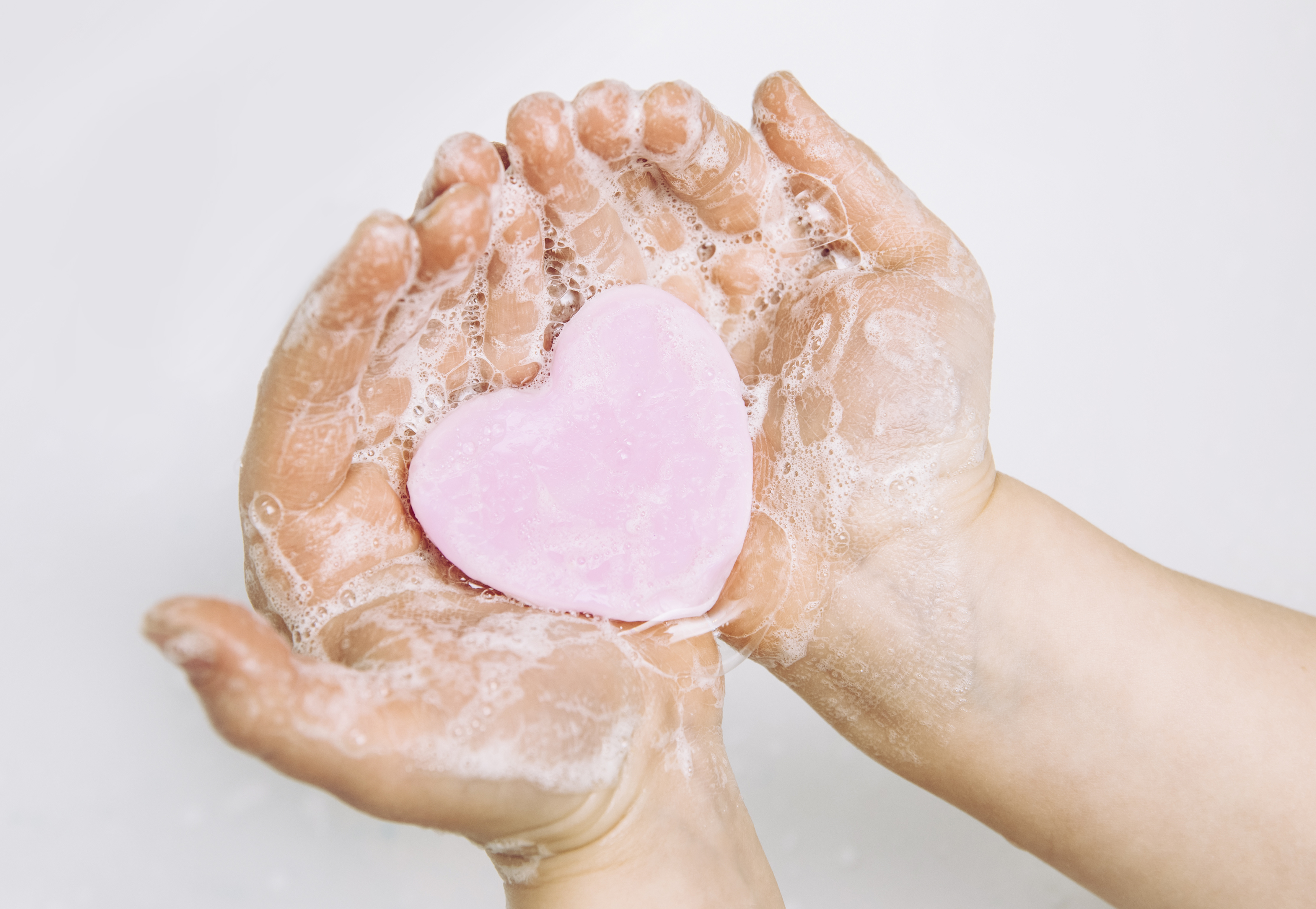 Зачем человеку мыло. Мыло для рук. Мыльные руки. Девушка с мылом. Мытье рук с мылом.